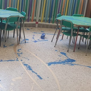 Albenga, vandali in azione nella scuola materna di via degli Orti: tempera rovesciata su pavimento e banchi