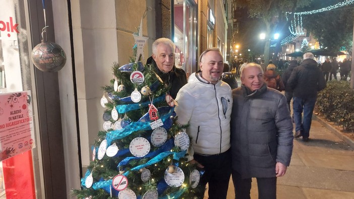 Si accende l'albero di Natale contro il rigassificatore: tra le palline di protesta e la &quot;bomba&quot; (FOTO)