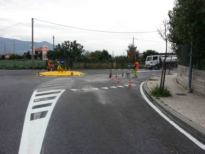 Albenga, rifacimento segnaletica orizzontale in Via Papa Giovanni, Via al Piemonte e Via Noberasco