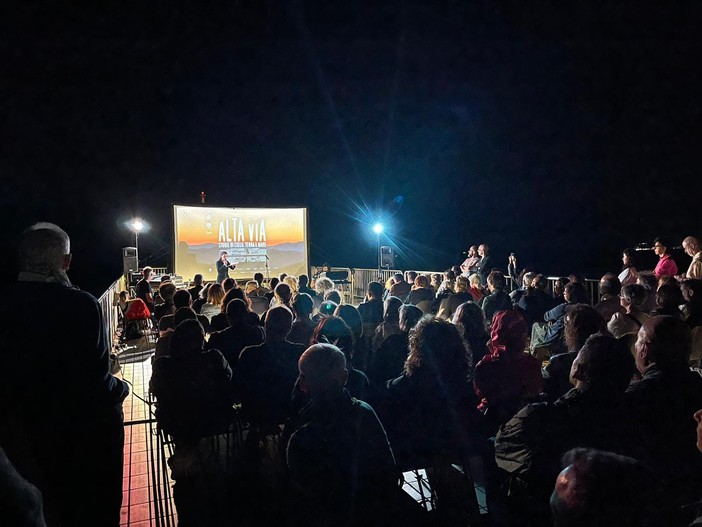 “Alta Via – Storie di cielo, terra e mare”, a Pietra applausi per la proiezione sul Pontile Marinai d’Italia (FOTO)