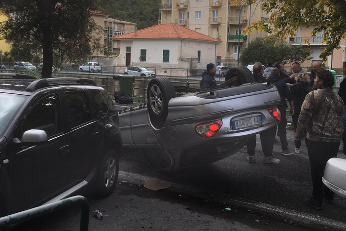 Auto si ribalta a Finalpia: conducente in codice giallo al Santa Corona