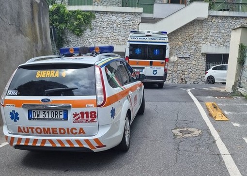 Finale, scontro in via Caviglia: un ciclista grave in codice rosso al Santa Corona