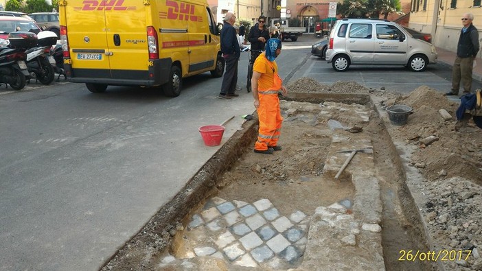 Alassio, scoperta un’antica pavimentazione in piazza Paccini durante gli scavi per la fibra ottica