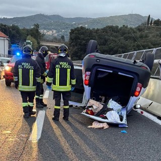 Auto si cappotta sulla A10 tra Celle e Varazze: tre feriti, code in direzione Genova