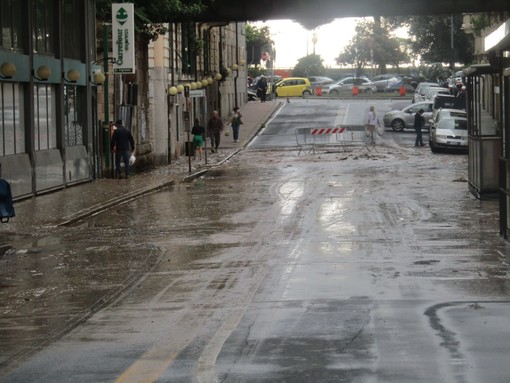 Savona, via Guidobono e vie limitrofe sotto l'acqua: sommersi scooter e auto (FOTO)