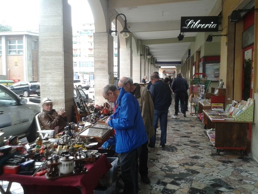 Loano, domenica torna il mercatino dell'antichità e del collezionismo