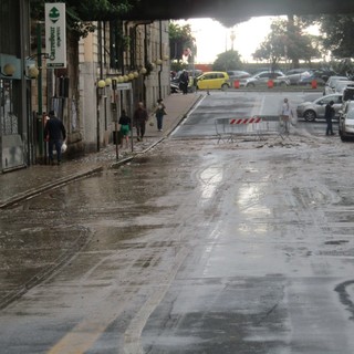 Savona, via Guidobono e vie limitrofe sotto l'acqua: sommersi scooter e auto (FOTO)