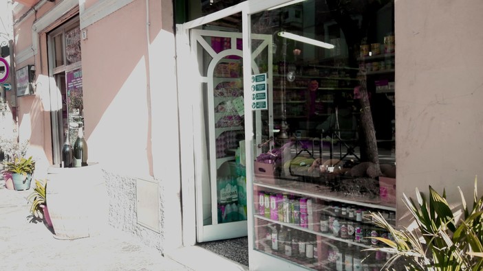 Albenga, ubriaco aggredisce i titolari e manda in frantumi la vetrina del negozio: denunciato