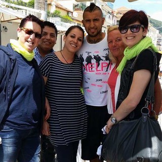 La stella della Juventus Arturo Vidal sul lungomare di Alassio