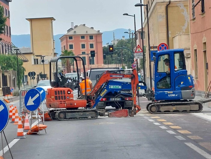 Savona, allaccio rete fognaria in via Nizza: senso unico alternato davanti a Villa Zanelli