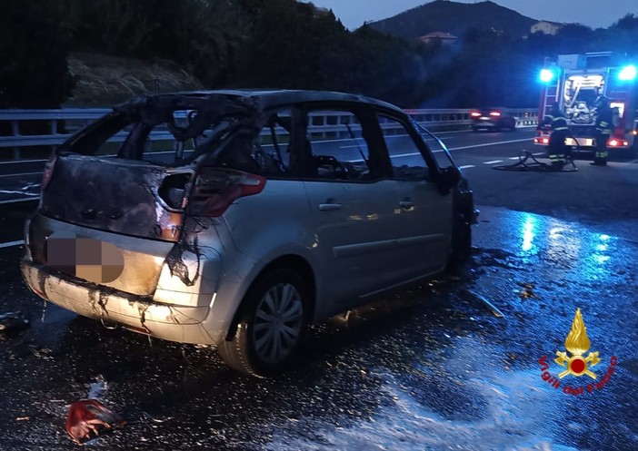 Auto in fiamme sulla A10 tra Borghetto e Pietra: intervento dei vigili del fuoco