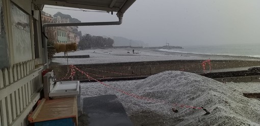 Nevica in provincia di Savona e si imbiancano le spiagge a Celle Ligure (FOTOGALLEY e VIDEO)