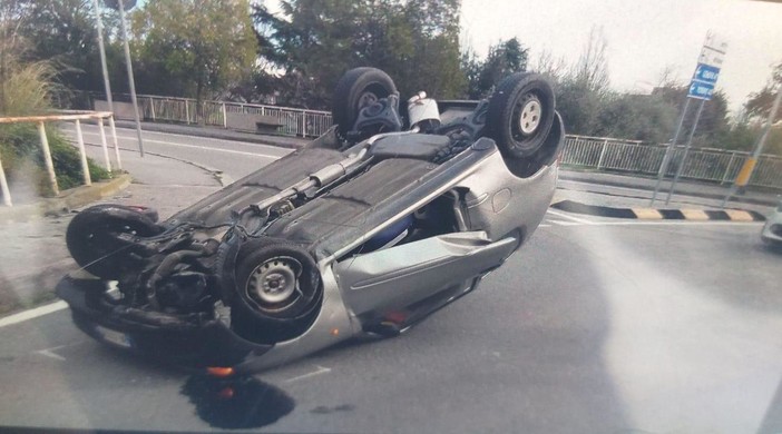 Savona: auto si ribalta in via Giovanni Tissoni (FOTO)