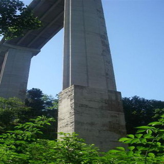 Ferma l'auto sul viadotto della A6 e si lancia nel vuoto