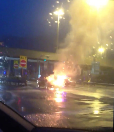 Auto a fuoco al casello di Millesimo, disagi alla circolazione (VIDEO)