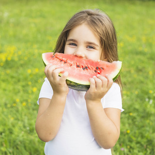 Caldo, come combatterlo a tavola: frutta, verdura e attenzione all'aperitivo