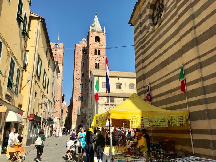 Albenga &quot;invasa&quot; dai turisti in occasione del ponte del 25 Aprile (FOTO)