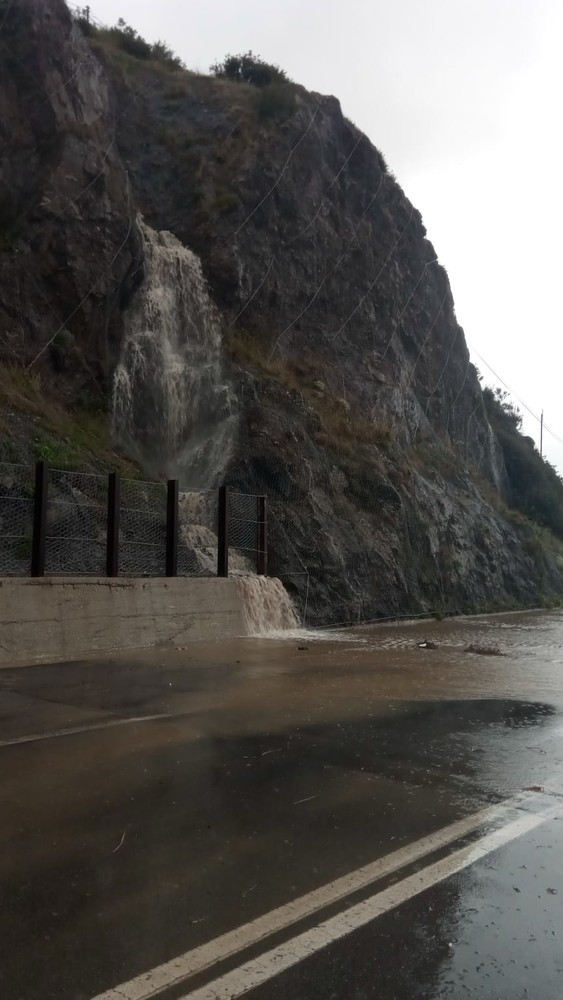 Golfo dell'Isola sotto l'acqua, allagamenti sulla provinciale: strada chiusa dall'innesto con l'Aurelia bis alla rotonda di Porto Vado