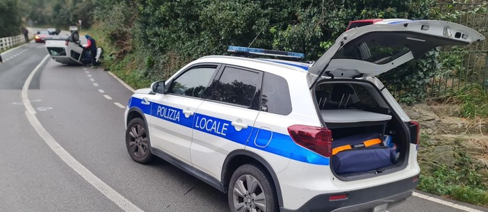 Albisola, auto perde il controllo e si cappotta sulla Sp2 ad Ellera: soccorsi mobilitati