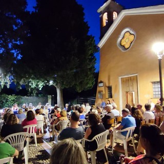 Piazza gremita per il libro di Carlo Schimmenti. Un successo la prima serata di &quot;Autori a Bussoleto&quot;