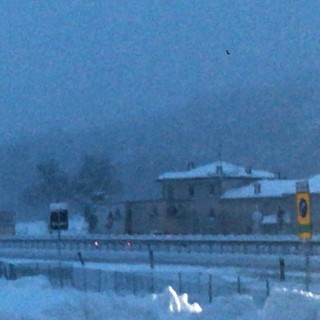 Neve e vento forte in autostrada: uscita consigliata per i telonati