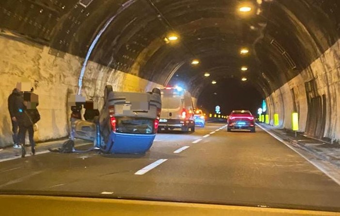 Incidente in galleria tra Spotorno e Feglino: auto si cappotta in autostrada in direzione Francia