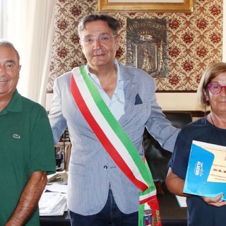 Alassio premia 2 famiglie fedeli alla città del Muretto