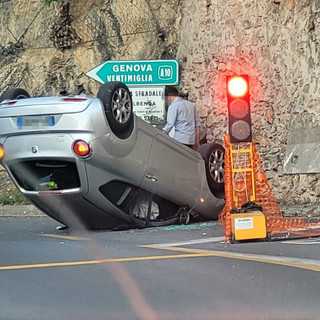 Borghetto, auto si capotta lungo l'Aurelia a Capo Santo Spirito: illeso il conducente