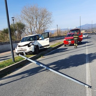 Auto contro un palo ad Albenga: conducente in codice giallo al Santa Corona (FOTO)