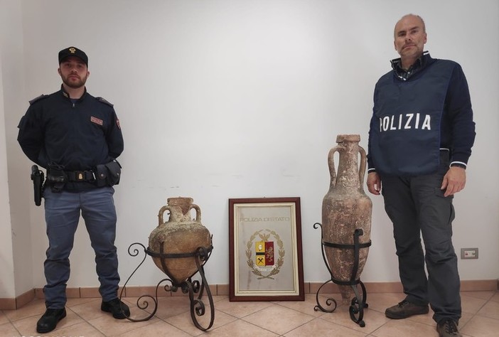 La Polizia di Stato recupera due anfore antiche di epoca romana