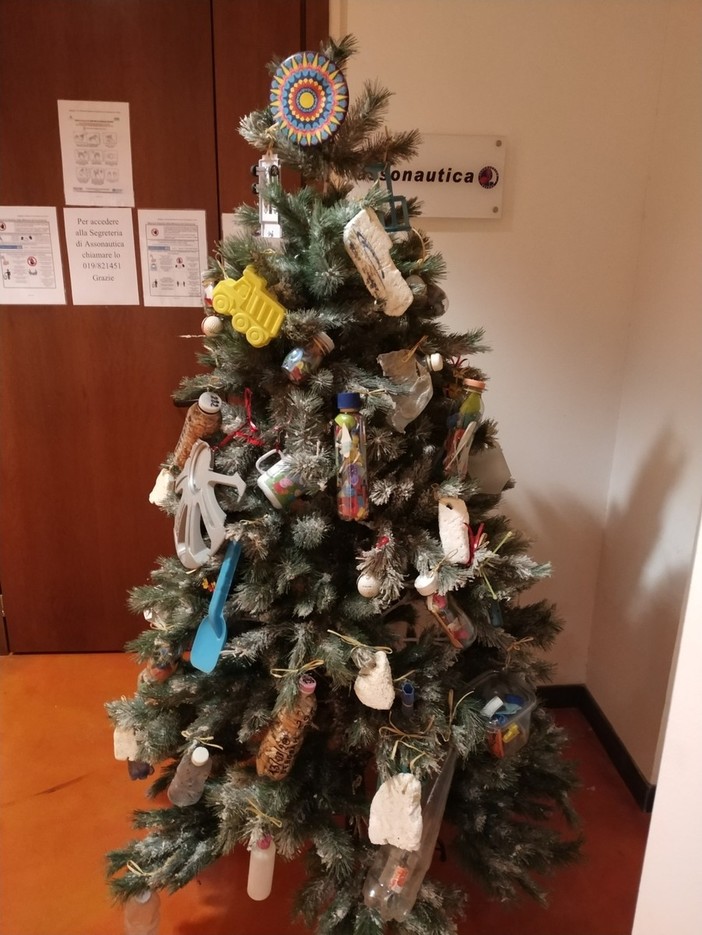 Savona, &quot;l'albero della plastica&quot; di Assonautica per aiutare il mare