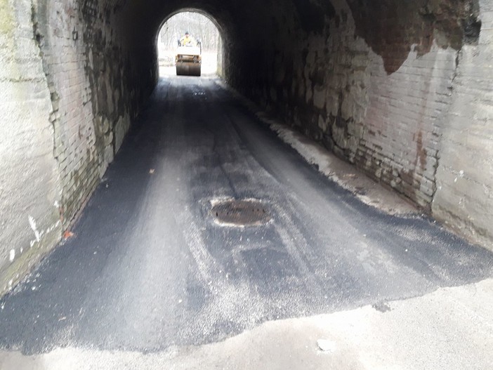 Bragno: asfaltato il sottopasso ferroviario di via Curagnata