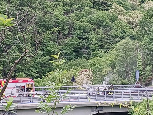 Auto a fuoco sull'A6: intervento dei vigili del fuoco all'altezza di Cosseria