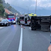 Perde il controllo dell'auto che si ribalta in via Roma ad Alassio: intervento dei soccorsi