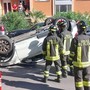 Savona, colpisce un'auto parcheggiata e si cappotta in via Buozzi: intervento dei vigili del fuoco (FOTO e VIDEO)