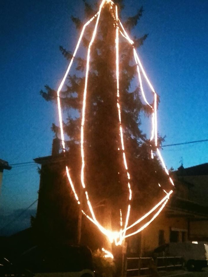 Tovo, le attività commerciali di Bardino Nuovo hanno illuminato l'albero nel cuore della borgata