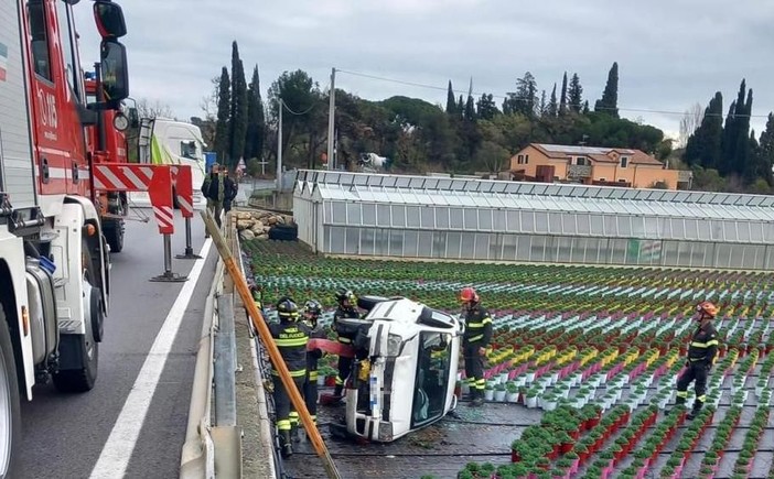 Albenga, macchina ribaltata nella zona di Campochiesa: mobilitata l'autogrù