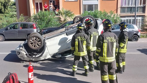 Savona, colpisce un'auto parcheggiata e si cappotta in via Buozzi: intervento dei vigili del fuoco (FOTO e VIDEO)