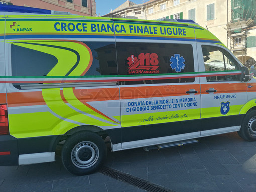 Finale, sbatte sugli scogli dopo un tuffo in mare: codice giallo al Santa Corona