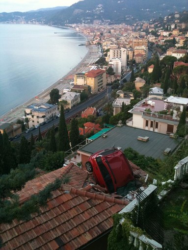 Alassio: e l'auto finì ...sopra il tetto (tutte le foto)