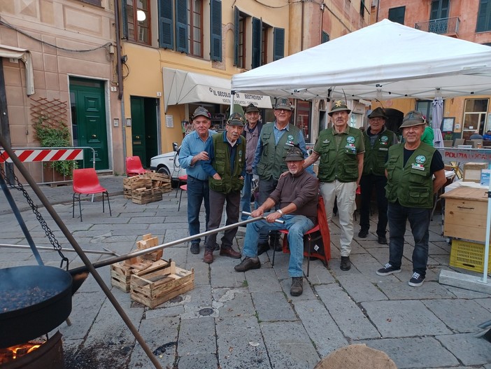 Albenga, il grande cuore degli alpini: 3250 euro per le famiglie bisognose