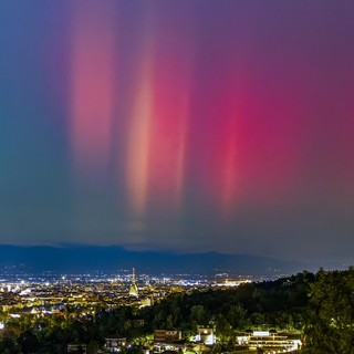 Spettacolare aurora boreale a Torino nello scatto del fotografo Valerio Minato