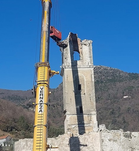 Ex chiesa del Pero di Varazze, partiti i lavori di abbassamento del campanile e della demolizione della canonica (FOTO)