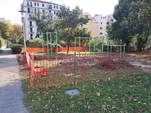 Savona, l'area fitness del parco di Piazza delle Nazioni inizia a prendere forma. Installate le attrezzature