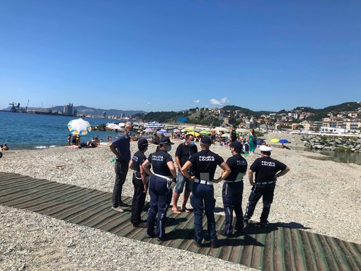 Albisola, bagnanti &quot;invadono&quot; la foce del Sansobbia: la polizia locale sgombra la zona (FOTO)