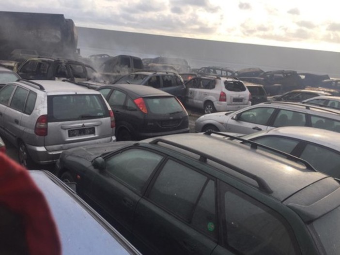 Auto in fiamme nel porto di Savona durante la mareggiata: è stato un incidente
