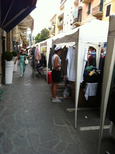 Alassio, vie del centro chiuse per lo shopping: scatta la protesta dei venditori ambulanti