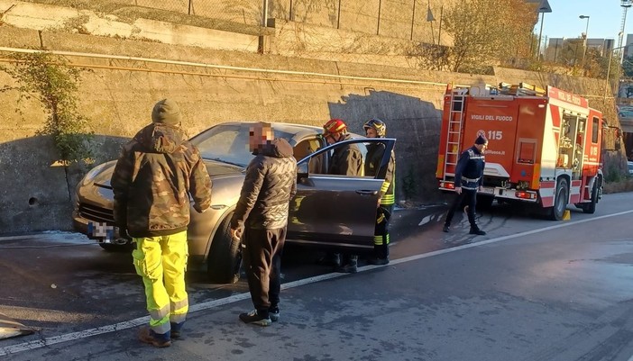 Principio d’incendio per un'auto a Savona: vigili del fuoco in azione