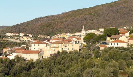 Nella foto il centro abitato di Arnasco