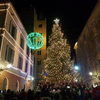 Albenga, accese le luci dell'albero di Natale in Piazza San Michele nel ricordo di Emma Enrico